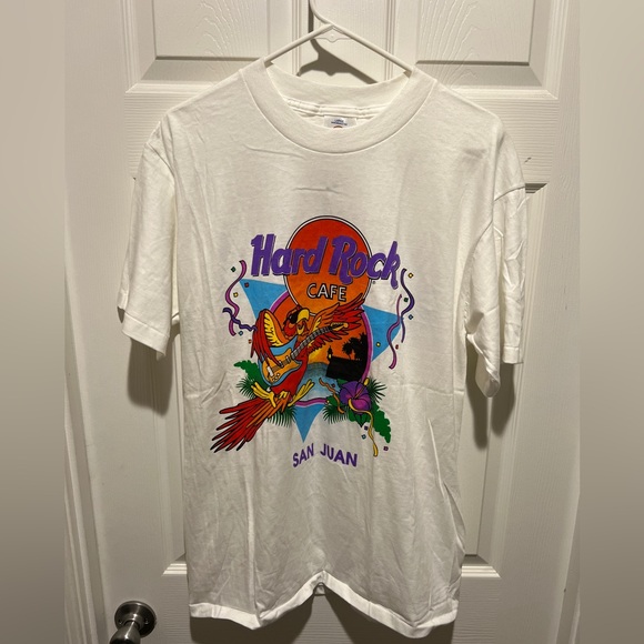 Hard Rock Cafe San Juan Cream Tee with Vibrant Parrot - Picture 1 of 4